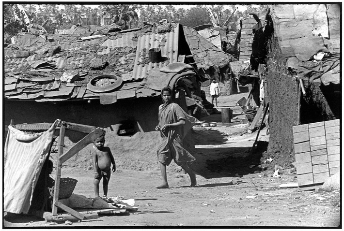 Khu ổ chuột ở Maharashtra, Bombay. Ảnh: Henri Cartier-Bresson.