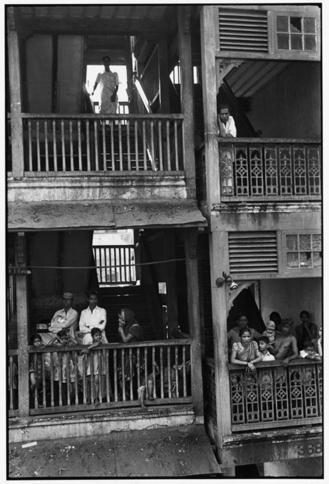 Một khu dân cư ở Maharashtra, Bombay. Ảnh: Henri Cartier-Bresson.