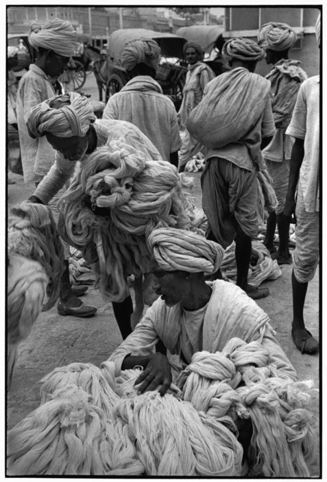 Trong khu chợ bông ở Jaipur. Ảnh: Henri Cartier-Bresson.