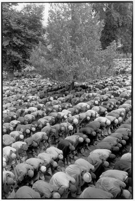 Người Hồi giáo làm thánh lễ ở đền Hazratbal, Srinagar. Ảnh: Henri Cartier-Bresson.