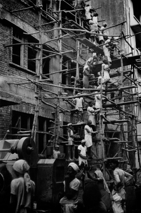Công trường xây dựng một khu nhà cao tầng ở Maharashtra, Bombay, Ấn Độ năm 1947. Ảnh: Henri Cartier-Bresson.