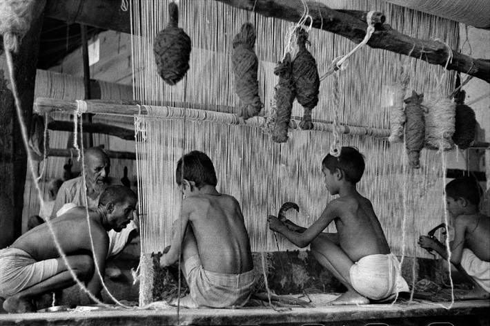 Trẻ em học nghề trong một xưởng dệt thảm ở Jaipur. Ảnh: Henri Cartier-Bresson.