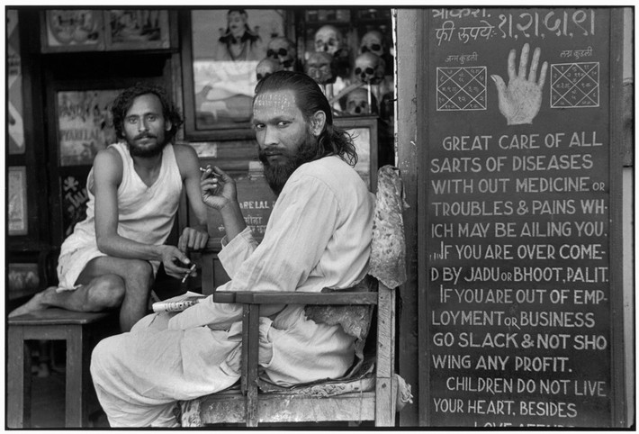 Cửa hàng bói toán ở khu Parel, thành phố Bombay, Ấn Độ năm 1947. Ảnh: Henri Cartier-Bresson.