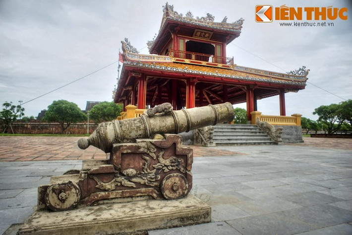 Trước Phu Văn Lâu của kinh thành Huế cũng có hai khẩu súng thần công cổ được đặt đối xứng với nhau. Đây là hình ảnh quen thuộc gắn với nhiều thế hệ người dân Cố đô.