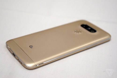 So với những hình ảnh rò rỉ chất lượng thấp, chiếc LG G5 bản chính thức cho cảm giác sang trọng và mềm mại. The Verge cho biết, G5 giống như một bản thu gọn của chiếc Nexus 6 do Huawei sản xuất, ít nhất là về cảm giác cầm nắm.