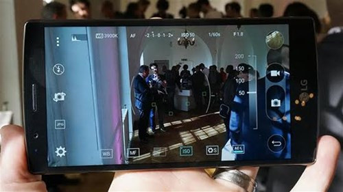 LG G4 và V10. LG G4 là smartphone hỗ trợ chụp ảnh RAW đầu tiên trên thị trường. Máy có ba chế độ chụp, một đơn giản (không có tính năng điều khiển), một cơ bản (với vài điều khiển) và một chế độ nâng cao (điều chỉnh ISO, tốc độ màn trập, khả năng lấy nét và kiểm soát cân bằng trắng) cho phép bạn có rất nhiều lựa chọn. Để chụp ảnh RAW, bạn chỉ phải chọn tùy chọn Manual trong phần thiết lập chế độ quay phim.