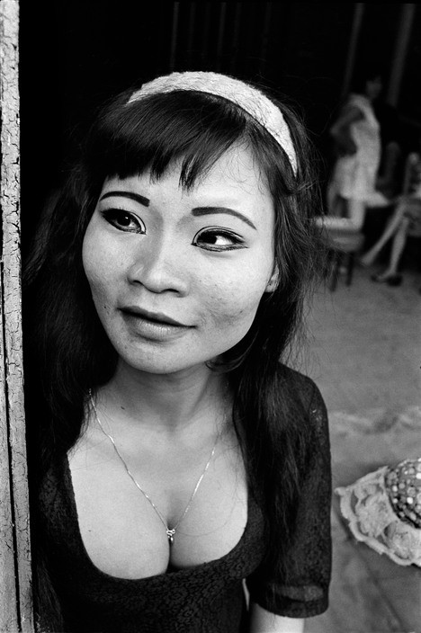 Chân dung một "gái bán hoa" ở miền Nam Việt Nam năm 1970. Ảnh: Philip Jones Griffiths.