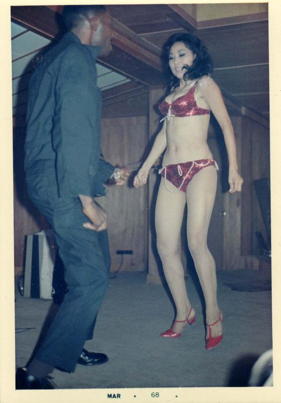 Lính Mỹ cặp kè với gái nhảy trong một hộp đêm ở Sài Gòn, tháng 3/1968. Ảnh: Warin Vietnam Tumblr.