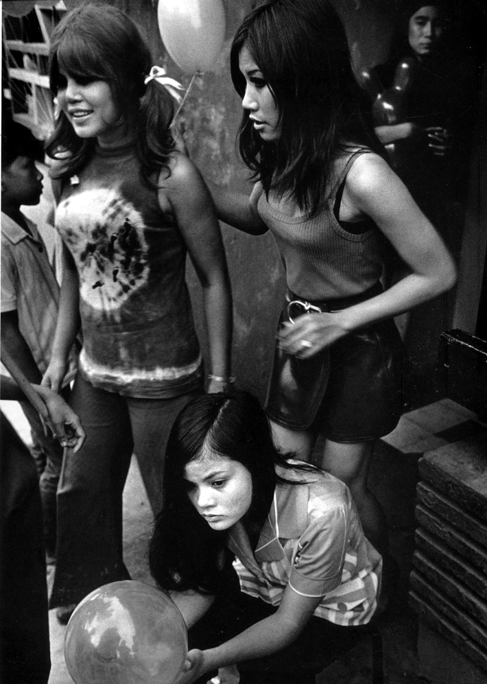 Gái làng chơi phía ngoài một quán bar ở Cần Thơ, 1970. Ảnh: Philip Jones Griffiths.