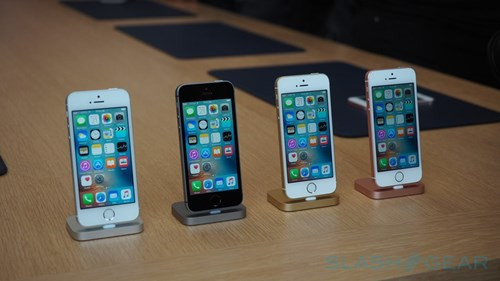 Apple vừa cho ra mắt mẫu điện thoại iPhone SE. Đây là chiếc smartphone có thiết kế bằng kim loại nhôm nguyên khối cứng cáp, ngoại hình giống hệt như chiếc iPhone 5s nhưng lại sở hữu cấu hình của chiếc iPhone 6s mạnh nhất hiện nay của Apple.