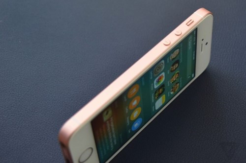 Sử dụng camera sau 12MP giống như iPhone 6s nhưng camera trước lại không được kế thừa. iPhone 6S có camera selfie 5MP còn camera trước của iPhone SE chỉ có 1.2MP.