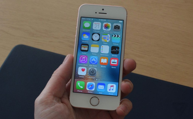 Ngoài việc có thêm phiên bản màu vàng hồng, điện thoại iPhone SE giống hệt iPhone 5S từ kiểu dáng, màn hình cho tới góc cạnh, độ dày của máy.