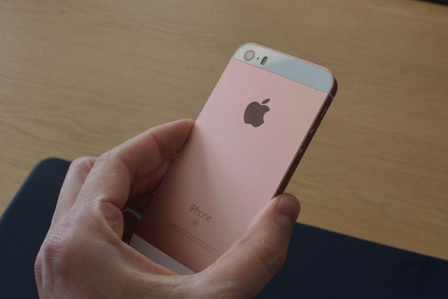 Điểm khác biệt dễ nhận ra nhất giữa iPhone SE và iPhone 5S là camera sau của máy.