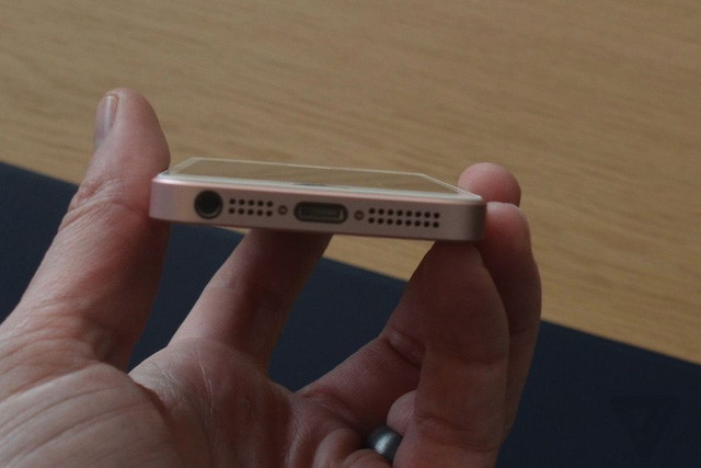 Chiếc iPhone màn hình 4 inch mới được trang bị vi xử lý 64 bit A9 đi kèm với chip chuyển động M9.