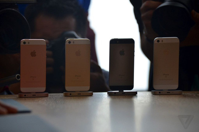 Theo đánh giá trên trang The Verge, việc trang bị cấu hình mạnh mẽ của iPhone 6S trên chiếc iPhone màn hình nhỏ hơn sẽ giúp thiết bị tiêu thụ năng lượng ít hơn so với phiên bản màn hình cỡ lớn.