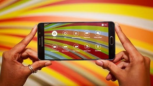 Samsung Galaxy Note 5/S6 Edge+ . Galaxy Note 5 cho phép chụp ảnh RAW qua chế độ Pro trên ứng dụng camera. Để chụp ảnh RAW trên phablet mới nhất của Samsung, trước tiên bạn cần chuyển sang chế độ Pro trong máy ảnh, sau đó đi vòa phần Settings và kích hoạt chức năng Save as RAW file cho bức ảnh. Lưu ý rằng nếu bạn đang chụp ở chế độ tự động, tùy chọn này có thể được chuyển thành màu xám và bạn không thể bật nó lên.