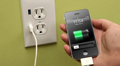 Nên sạc bằng cách cắm điện thoại trực tiếp với nguồn điện. Cách tốt nhất để sạc điện thoại là cắm trực tiếp vào nguồn điện. Sạc qua máy tính với 1 đoạn dây USB cũng là chấp nhận được nhưng có thể nó sẽ không truyền đủ năng lượng mà điện thoại cần.