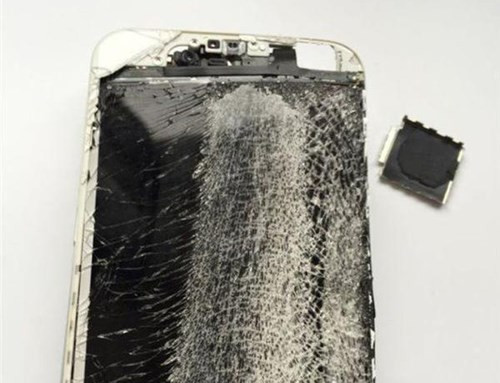 Với những chiếc iPhone bị rơi vỡ, dập nát hoặc ngâm nước đến mức cửa hàng không thể sửa chữa, người ta vẫn có thể tận dụng. Tại Trung Quốc, nhiều đơn vị sẽ thu mua xác máy với giá 200 nhân dân tệ (khoảng 680.000 đồng) và tiến hành phục dựng.