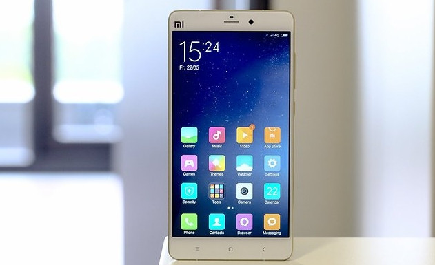Xiaomi Mi Note Pro. Một điện thoại tuyệt vời khác từ Xiaomi chính là Mi Note Pro. Đây là smartphone cao cấp như bất kỳ sản phẩm nào được liệt kê trong danh sách này. Mi Note Pro có sẵn phiên bản màu vàng và trang bị chip Snapdragon 810, RAM 4GB, bộ nhớ trong 64GB, tích hợp camera 13MP kèm theo bộ OIS, mặt sau bằng kính và màn hình QHD cỡ 5,7 inch. Sản phẩm được bán với giá khá "mềm" 494USD. Xiaomi Mi Note Pro dễ dàng sánh ngang với các siêu phẩm smartphone của năm 2015.