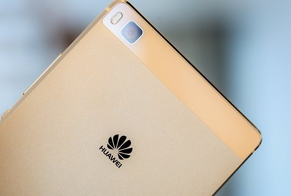 Huawei P8. Smartphone Trung Quốc Huawei P8 sở hữu thiết kế khá đẹp với bộ khung nhôm nguyên khối, các cạnh cong nhẹ và đáng chú ý là được phủ nano. Máy sở hữu màn hình IPS 5,2 inch, độ phân giải fullHD. Máy mang sức mạnh chip Kirin 930, 8 nhân, 64 bit do chính Huawei cế tạo. Mặt sau điện thoại tích hợp camera 13MP, bộ ổn định hình ảnh quang học. P8 có tùy chọn bộ nhớ trong thấp nhất 16GB nhưng có thể mở rộng thêm dung lượng lưu trữ nhờ hỗ trợ khe cắm thẻ microSD. Sản phẩm có giá 459USD.