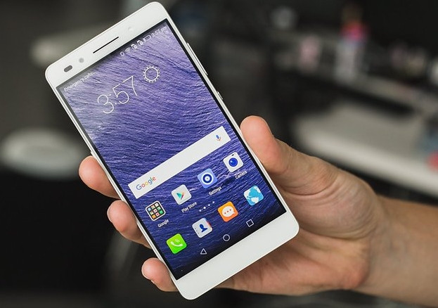 Honor 7. Smartphone bằng nhôm này có giá 300USD được coi là đối thủ của HTC One M9 hoặc Huawei Mate S, Honor 7 cũng đóng gói bộ thông số kỹ thuật ấn tượng. Máy trang bị bộ quét vân tay, chipset Kirin 935 do chính Huawei chế tạo, bộ nhớ RAM 3GB, hoạt động trên Android Lollipop, khe cắm thẻ nhớ microSD, tích hợp camera chính lên tới 20MP kèm theo bộ ổn định hình ảnh quang học OIS và camera trước 8MP kèm theo đèn flash LED. Sản phẩm thực sự đáng giá để sở hữu so với giá tiền người dùng bỏ ra.