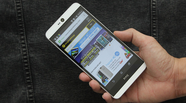 HTC Desire 826 Selfie. HTC Desire 826 Selfie sử dụng chất liệu nhựa nguyên khối với nhiều phiên bản màu sắc khác nhau, bao gồm; trắng, đen hoặc trắng kem. Máy có hiệu suất mạnh mẽ, chạy đa nhiệm tốt, truyền phát phim và lướt game mượt mà,... Tất cả đều nhờ vào chip 8 nhân Snapdragon 615 nền tảng 64-bit. Chụp và chia sẻ ảnh chưa bao giờ dễ dàng hơn với bộ đôi camera trước, sau đồng độ phân giải 13MP.