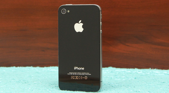 Apple iPhone 4s. Là smartphone giá rẻ, iPhone 4s có thiết kế nguyên khối hoàn hảo với từng đường vát, bo tròn sắc sảo. Viền kim loại sáng bóng, mặt lưng bằng kính bóng mượt đầy sang trọng. Màn hình Retina 3.5 inch dùng mặt kính cường lực Gorrila Glass 3 vừa hiển thị sắc nét mịn màng, vừa có khả năng chống xước rất cao. Chip A5, lõi kép xử lý nhanh gấp 2 lần, xử lý đồ họa gấp 7 lần iPhone 4 giúp máy chạy mượt mà mọi ứng dụng, game không hề giật, lag. Camera 8MP chụp ảnh cực chất, sắc nét chất lượng.