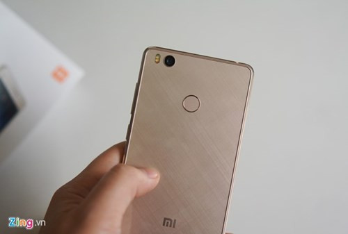 Thiết kế mặt lưng của Mi 4s gây ấn tượng với các hoạ tiết kẻ sọc đẹp mắt, ẩn dưới lớp vỏ kính. Máy không có lưng cong giống Mi 5. Phần cảm biến vân tay của Mi 4s tạo điểm nhấn cho mặt lưng của máy.