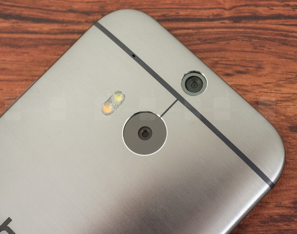 1. HTC One (M8). One (M8) từng gây ấn tượng với bộ camera kép khi trang bị camera chính UltraPixel 4MP. Camera này tuy có độ phân giải thấp nhưng điểm mạnh là khả năng hứng sáng tốt gấp 3 lần camera thường. Trong khi đó, camera thứ cấp không có tác dụng thu thập thông tin ảnh chụp mà lại thông tin cho điện thoại biết về độ sâu của các đối tượng được chụp. Sau đó, người dùng được thoải mái thay đổi điểm lấy nét hoặc thêm các hiệu ứng “bokeh” khác sau khi bức ảnh được chụp.
