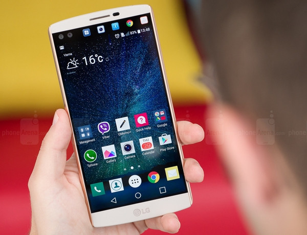 5. LG V10. Vào cuối năm 2015, LG cũng phát hành một chiếc điện thoại thông minh với một thiết lập camera kép ở mặt trước điện thoại. Đây là phablet cao cấp được gọi là V10. Tuy nhiên, thiết bị cầm tay của LG không chụp cả hai bộ cảm biến cùng một lúc- chúng hoạt động rất giống một concept đơn. Một trong hai bộ cảm biến có độ phân giải 5MP và góc xem “bình thường”, trong khi camera thứ hai có góc rộng và độ phân giải 8MP. Người dùng sẽ phải chuyển đổi giữa hai camera này tùy thuộc vào tình hình – một bức ảnh chụp tự sướng đơn lẻ, một bức ảnh chụp nhóm, ảnh tự sướng ở mặt trước một quang cảnh rất lớn...