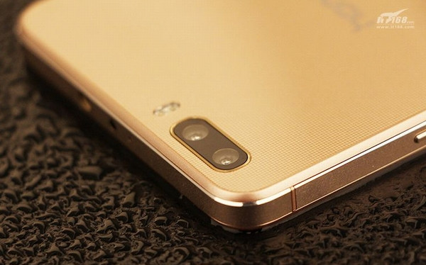 2. Huawei Honor 6 Plus. Vào cuối năm 2014, Huawei tự hào đã giới thiệu 6 Plus sở hữu thiết kế cụm camera kép theo cách riêng của họ. Hai bộ cảm biến này được sử dụng theo cách rất khác với những gì HTC đã làm với One (M8). Huawei Honor 6 Plus trang bị hai bộ cảm biến 8MP với kích cỡ điểm ảnh 1,85μm (khá lớn vào thời điểm đó), cho phép camera thu thập được nhiều ánh sáng hơn và có thể chụp ảnh ấn tượng ngay cả trong các điều kiện thiếu sáng. Phần mềm của điện thoại sẽ kết hợp các hình ảnh từ hai bộ cảm biến để tạo thành một ảnh đơn có độ phân giải 13MP.