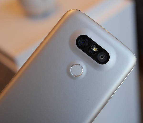 6. LG G5. Tương tự như LG V10, siêu phẩm 2016 của LG – chiếc G5 cũng có lựa chọn giữa bộ cảm biến thông thường và cảm biến góc rộng. Tuy nhiên, thiết lập camera kép được đặt ở mặt sau của thiết bị. Ngoài ra còn có chế độ “Pop out” mới, chụp bằng cả hai camera cùng một lúc để có được hiệu ứng “ảnh trong ảnh” tuyệt đẹp, khi đó hình ảnh của camera góc rộng giống như một khung bokeh (vệt mờ hậu cảnh).