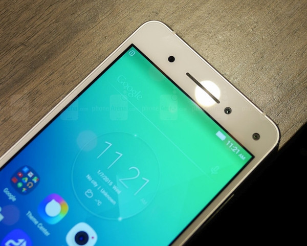 4. Lenovo Vibe S1. Một smartphone tập trung vào khả năng chụp ảnh tự sướng của Lenovo – Vibe S1 được phát hành vào tháng 9/2015 và có 2 bộ cảm biến dành cho camera chụp ảnh “tự sướng” - 8MP và 2MP. Camera 8MP được sử dụng như một camera chính để chụp ảnh, trong khi bộ cảm biến 2MP thu thập thêm dữ liệu về độ sâu và các đối tượng trong ảnh chụp – rất giống với Camera Duo của HTC. Được biết, giải pháp của Lenovo thậm chí còn có khả năng loại bỏ các đối tượng khỏi bức ảnh của bạn hoặc thâm chí thay đổi hoàn toàn phông nền, nhờ vào camera thứ hai.
