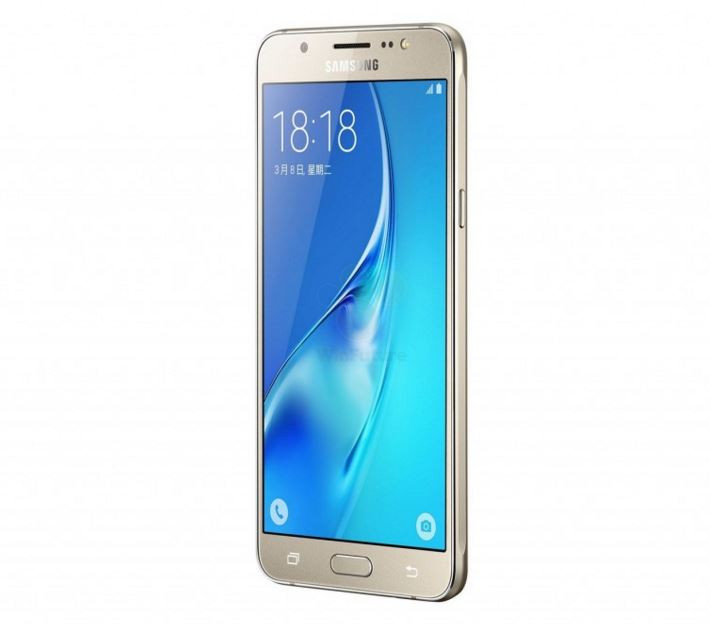 Mặt trước của Galaxy J5 2016 khá giống với phiên bản Galaxy J5 2015 tuy nhiên ở các cạnh và mặt sau là rất khác biệt. Ở mặt sau của máy, vị trí của loa ngoài, đèn flash đã thay đổi và trông tinh tế hơn.