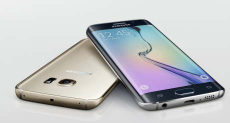 Samsung Galaxy S6 Edge. Nếu như Samsung Galaxy S6 là dòng sản phẩm thành công nhất trong năm 2015, thì S6 Edge nhận vinh dự là sản phẩm gây đột phá nhất. Trên chiếc smartphone này, Samsung làm cong màn hình một cách độc đáo và tạo ra 2 cạnh viền trái và phải giúp người dùng dễ dàng tương tác để trải nghiệm các tính năng mới. Giá: 15 triệu đồng