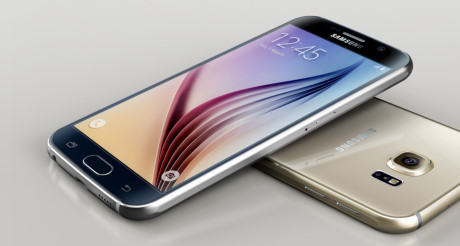 Samsung Galaxy S6. Samsung Galaxy S6 là dòng sản phẩm thành công nhất của Samsung trong năm 2015 với độ phá về thiết kế cùng vỏ kim loại sang trọng, đập tan đi những chê trách cùng vỏ nhựa truyền thống. Đây cũng là chiếc điện thoại đầu tiên của Samsung sở hữu màn hình cảm ứng kích thước 5,1 inch đi kèm độ phân giải QHD (2560 x 1440 pixel), hứa hẹn hiển thị hình ảnh sắc nét, rực rỡ. Giá: 10 triệu đồng