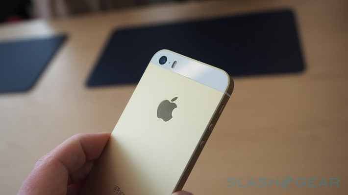 Apple trang bị cho iPhone SE khả năng kết nối 4G nhanh hơn với tốc độ tối đa 150 Mbps và Wi-Fi chuẩn AC mới. Pin cũng được làm tốt hơn, nhưng chưa rõ mức dung lượng cụ thể.