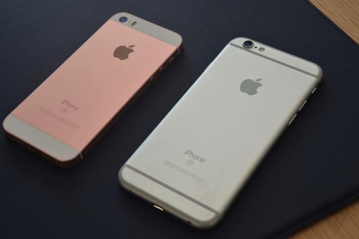 iPhone SE trông cứng cáp và góc cạnh hơn so với đàn anh.