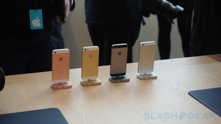 Người dùng có thể đặt trước iPhone SE từ 24/3 và chính thức bán vào ngày 31/3. Máy sẽ có mặt tại 100 thị trường vào tháng 5, giá 399 USD cho bản 16 GB và 499 USD cho bản 64 GB.