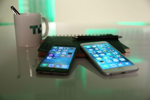 Apple bán 37,04 triệu iPhone năm 2012. Năm 2012, Apple bán được 37,04 triệu chiếc iPhone trong vòng 14 tuần, hay tốc độ bán 262 máy/phút, 4 chiếc iPhone/giây.
