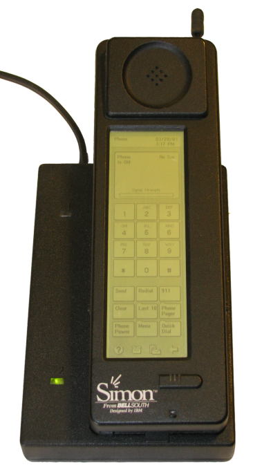 Smartphone đầu tiên được sản xuất bởi IBM. Chiếc smartphone đầu tiên đã ra đời cách đây hơn 20 năm, cụ thể là vào ngày 16/8/1994; và IBM chính là công ty đã sản xuất ra nó. Ban đầu có tên mã "Angler", máy về sau được đổi tên thành “Simon Personal Communicator” trước khi được tung ra vào năm 1994. Đây là chiếc điện thoại thương mại đầu tiên có màn hình cảm ứng, có thể dễ dàng hoạt động nhờ sự giúp đỡ của bút cảm ứng stylus hoặc đầu ngón tay. Nó được cài sẵn các tiện ích như lịch, máy tính, danh bạ, ghi chú Note Pad.