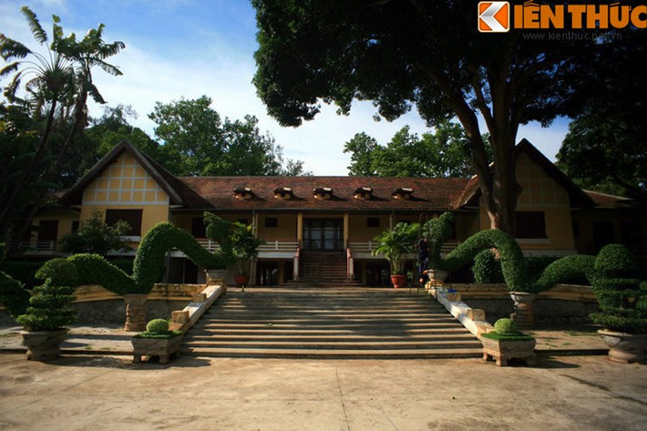 Lịch sử biệt điện bắt đầu từ năm 1926, khi Paul Giran - công sứ pháp tại Đắk Lắk đã cho xây dựng Tòa công sứ bằng gạch và vôi kiên cố. Tòa nhà hoàn thành vào năm 1927. Tháng 11/1947, cựu hoàng Bảo Đại về nước với danh nghĩa là Quốc trưởng. Bảo Đại đã ngụ ở tòa nhà từ tháng 11/1947 đến tháng 5/1948.