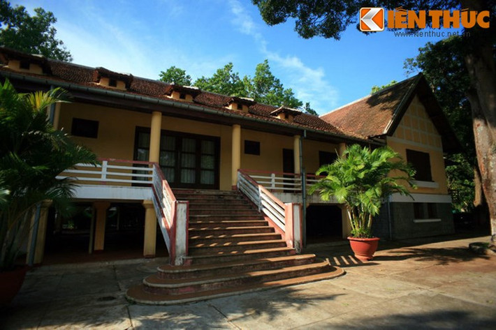 Từ 1949-1954, Bảo Đại thường xuyên tới đây vào đầu mùa mưa để nghỉ ngơi và săn bắn. Do đó, tòa nhà được người dân gọi là Biệt điện Bảo Đại. Kể từ đó, Biệt điện trở thành cái tên gắn liền với tòa nhà, như Tòa tỉnh trưởng Biệt điện sau 1954, nhà khách Biệt điện sau 1975.