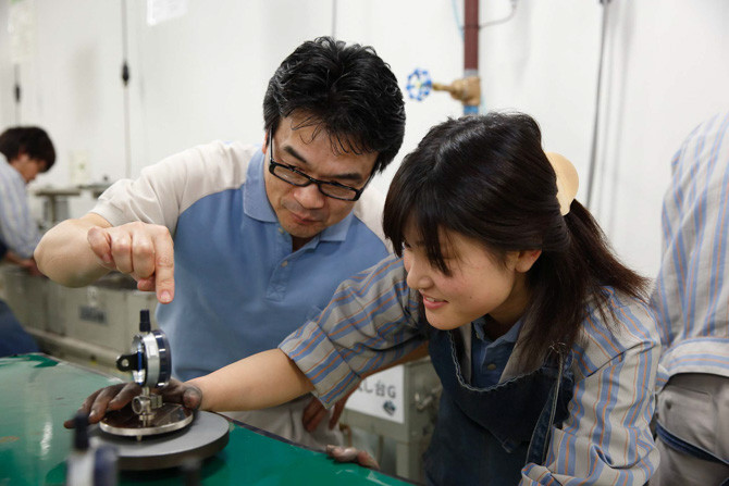 Một học viên sẽ phải mất 9 tháng học nghề để có thể nắm được các bước cơ bản của quá trình làm ra ống kính, và mất hàng chục năm để trở nên lành nghề. Với truyền thống gắn bó cả đời với một công ty tại Nhật Bản, đây là một con đường nghề nghiệp dễ hiểu.