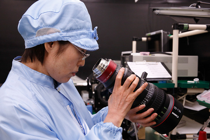 Canon gọi họ là Lens Meister, những người có ít nhất 25 năm kinh nghiệm. Bàn tay lành nghề của những "nghệ nhân" này giúp đảm bảo chất lượng cao nhất cho ống kính Canon.