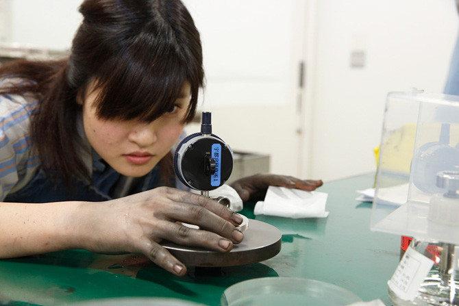 Công việc này cũng có tính kế thừa. Những thực tập sinh tại Canon có cơ hội được chính những Lens Meister tại nhà máy sản xuất ống kính ở Utsunomiya đào tạo để trở thành thế hệ tiếp theo tiếp nối công việc này. Tất nhiên, để trở thành một "nghệ nhân" không hề đơn giản.