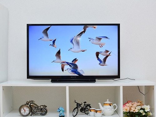 Tivi LED Sony KDL-32R300B. Tivi LED Sony KDL-32R300B có thiết kế hiện đại với màn hình 32 inch giúp tô điểm không gian nội thất gia đình người xem. Tivi cho độ phân giải HD kết hợp cùng công nghệ xử lý hình ảnh Clear Resolution Enhancer cho phép tái tạo các hình ảnh trở nên tự nhiên, mượt mà và có độ rõ nét ấn tượng. Bên cạnh đó, công nghệ âm thanh Clear Phase Speakers trên tivi Sony cho phép hiển thị chính xác các dãy tần âm thanh, giúp âm thanh được cân bằng, mang đến cho người xem những âm thanh trong trẻo, trung thực và chính xác. Tivi còn được trang bị bộ tứ bảo vệ X-Protection Pro độc đáo giúp bảo vệ tivi tối ưu khỏi ẩm, sốc điện, sét và bụi, kéo dài tuổi thọ. Internet Tivi LED Sony KDL-42W700B có thiết kế mỏng đẹp, màn hình 42 inch với góc nhìn lên đến 178 độ giúp người xem thoải mái di chuyển nhưng vẫn xem được những hình ảnh rõ nét nhất. Tần số quét tivi lên đến 200 Hz đảm bảo cho các hình ảnh chuyển động trở nên trung thực và bắt mắt hơn gấp nhiều lần. Ngoài ra, mẫu tivi này còn cho phép chia sẻ nội dung với MHL, 4 cổng HDMI và 2 cổng USB cho thế giới giải trí đa phương tiện của gia đình người dùng thêm sống động. Âm thanh tivi cũng khiến người xem vô cùng ấn tượng khi chất lượng âm rất nét và rõ ràng từ mọi nguồn phát nhờ vào công nghệ ClearAudio+.