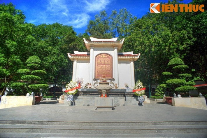 10 nữ thanh niên xung phong gồm Tiểu đội trưởng Võ Thị Tần - 22 tuổi, Tiểu đội phó Hồ Thị Cúc - 21 tuổi cùng các chiến sĩ Võ Thị Hợi - 20 tuổi, Nguyễn Thị Xuân - 20 tuổi, Dương Thị Xuân - 19 tuổi, Trần Thị Rạng - 19 tuổi, Hà Thị Xanh - 18 tuổi, Nguyễn Thị Nhỏ - 19 tuổi, Võ Thị Hạ - 19 tuổi, Trần Thị Hường - 17 tuổi. Tên tuổi của các cô sẽ đời đời được khắc ghi vào lịch sử của dân tộc.