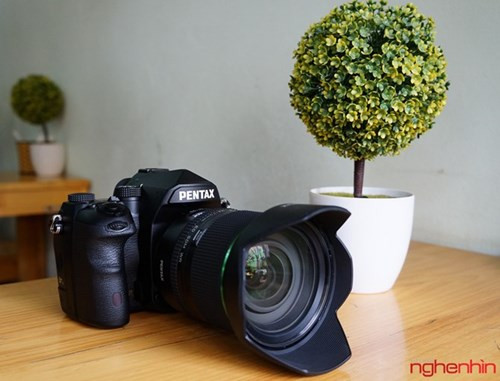 Chỉ 2 tuần sau khi được ra mắt ở Nhật, chiếc máy ảnh full-frame Pentax K-1 đã về Việt Nam. Mẫu máy này được trang bị cảm biến ảnh CMOS 36,4MP. Cảm biến này được trang bị hệ thống chống rung 5 trục Shake Reduction, cho khả năng chống rung lên tới 5 bước khi điều chỉnh các giá trị phơi sáng.