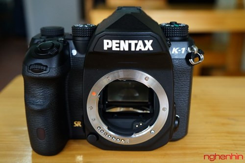 Ngàm ống kính của Pentax K-1 vẫn là ngàm K-mount. Ngàm này hỗ trợ tất cả các ống kính D FA, FA và DA hiện có của Pentax. Đối với những ống kính dành cho hệ máy APS-C, hình ảnh sẽ bị crop lại tương xứng.